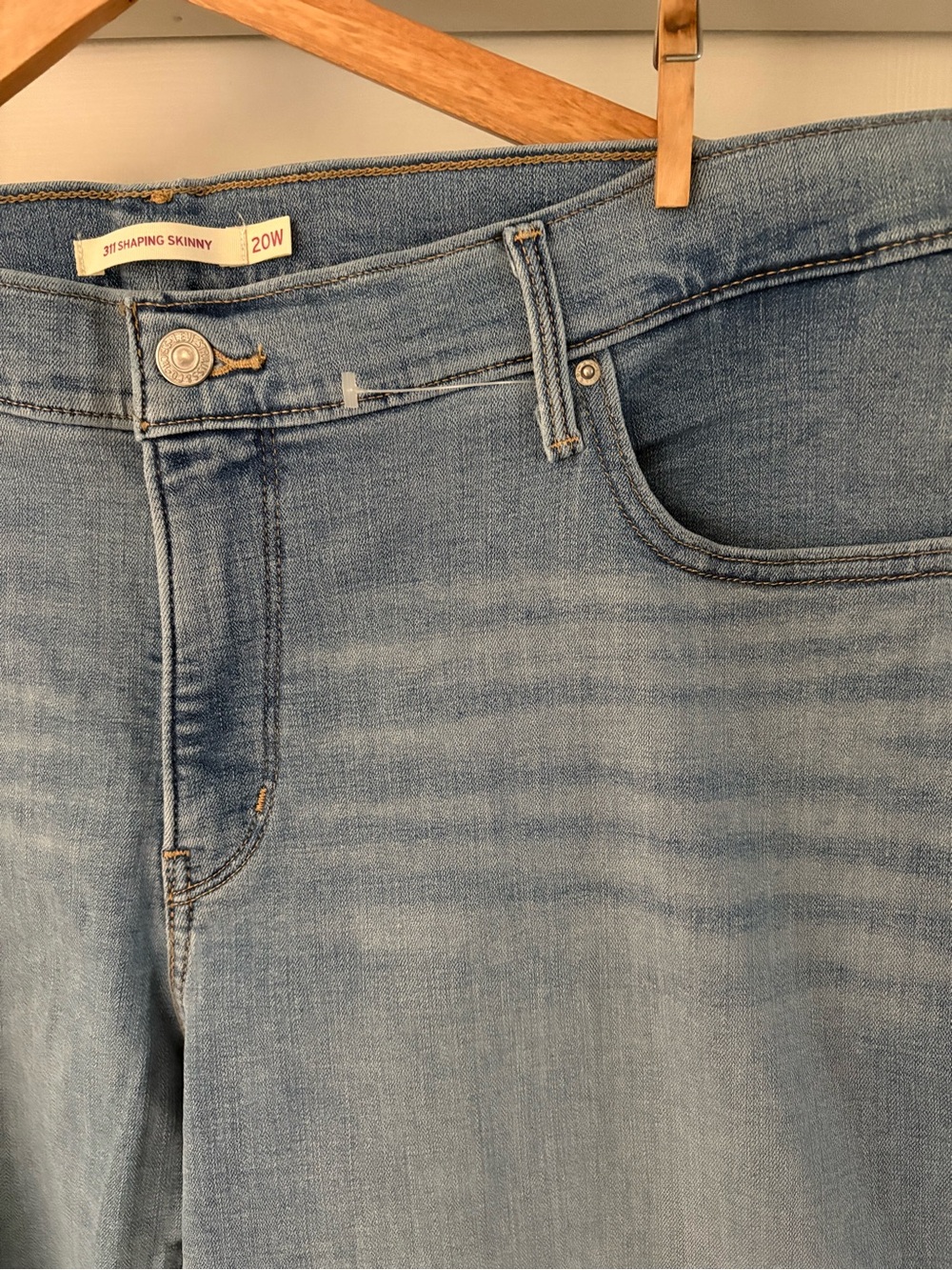 Women’s 20W Levi’s 311 Shaping Skinny Jeans in Light Blue - Picture 4 of 14